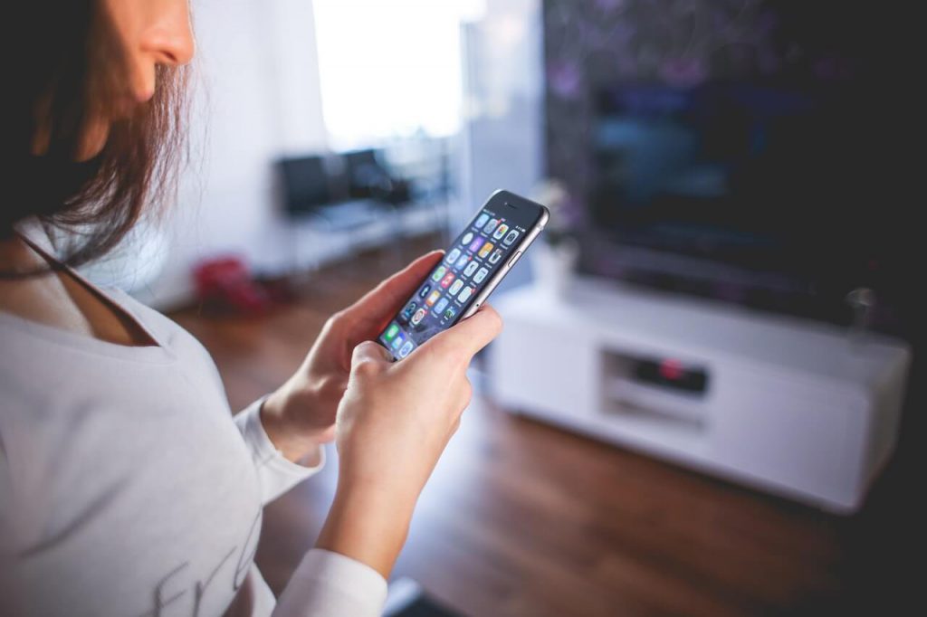 femme utilisant son téléphone portable