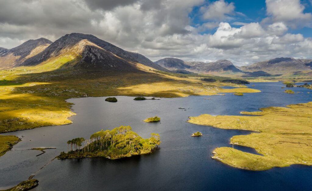 Les lacs du Connemara et ses nombreux villages typiques d'Irlande - SIXT