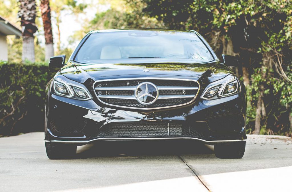 Mercedes noir garée dans une allée