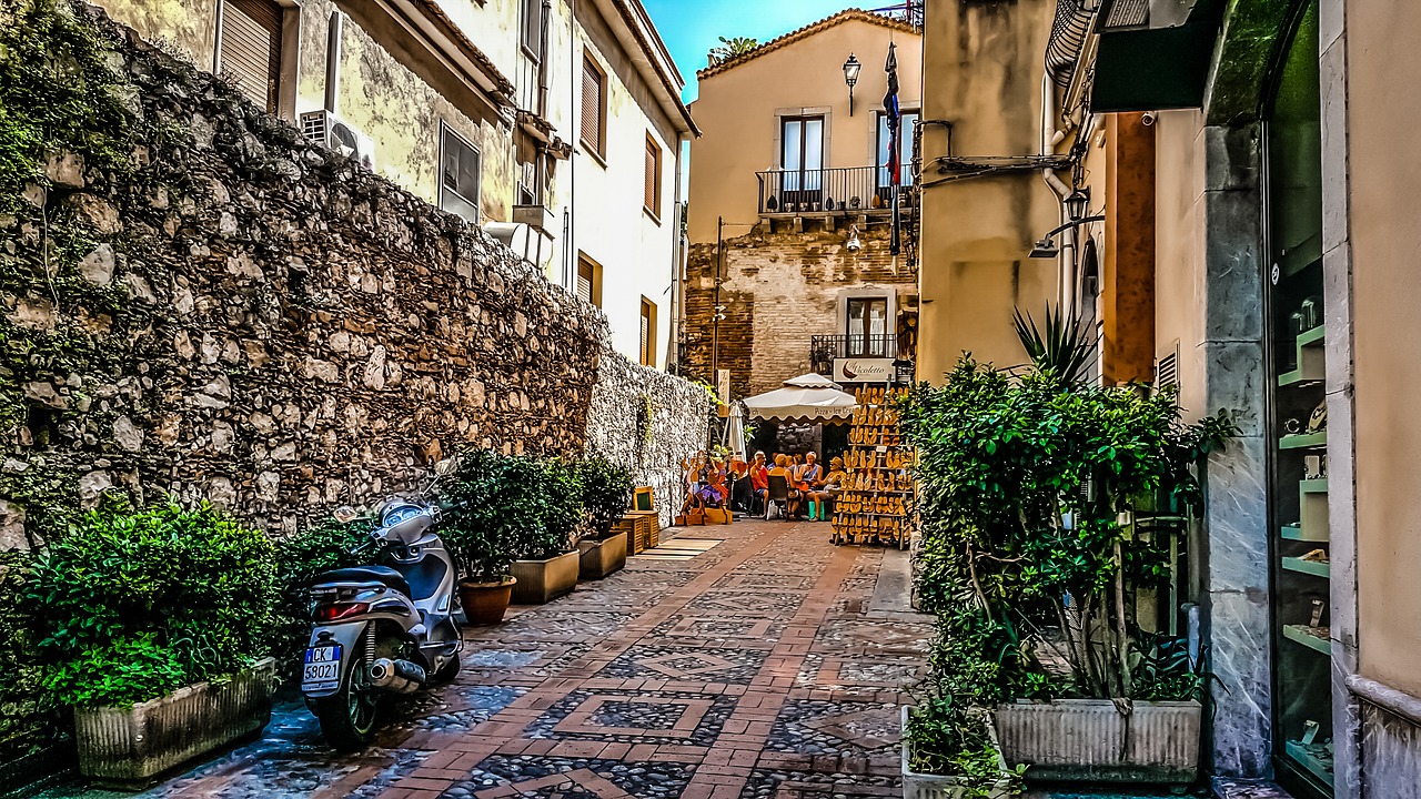 Ruelle à Taormine, petite escale durant un road trip en Sicile en famille - SIXT