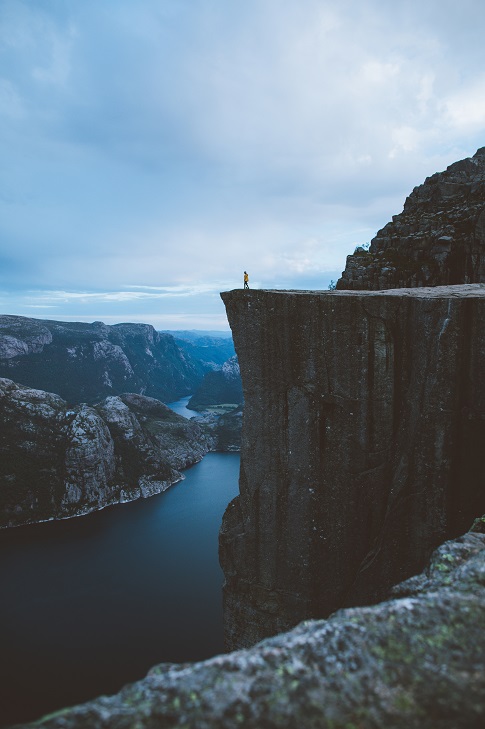 falaise de preikestolen en norvège