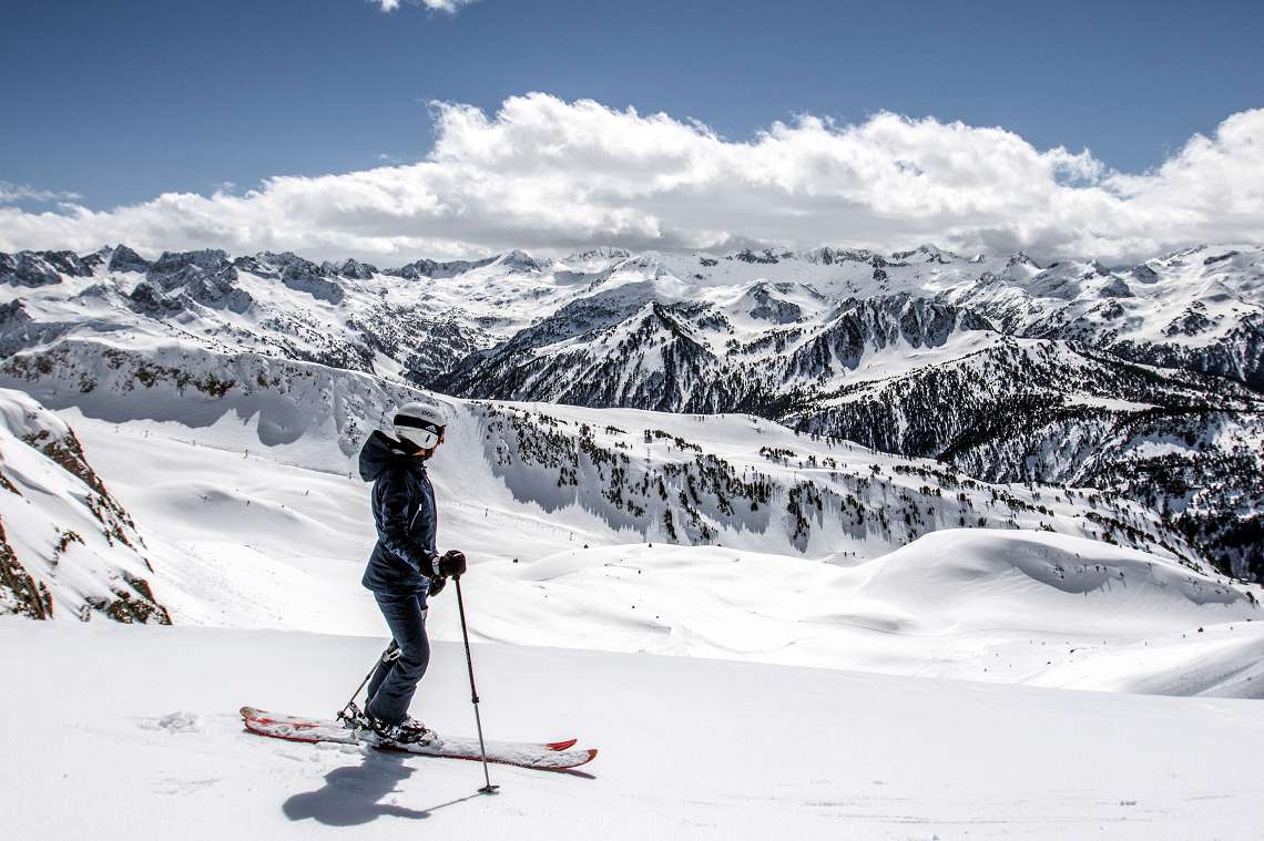 Vue magnifique sur les sommets avant de descendre en ski La station de ski Baqueira Beret, à la frontière de la France - SIXT