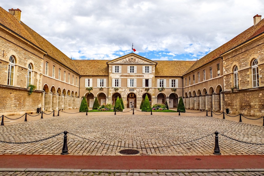 les-plus-belles-routes-du-vin-beaune-hotel-de-ville