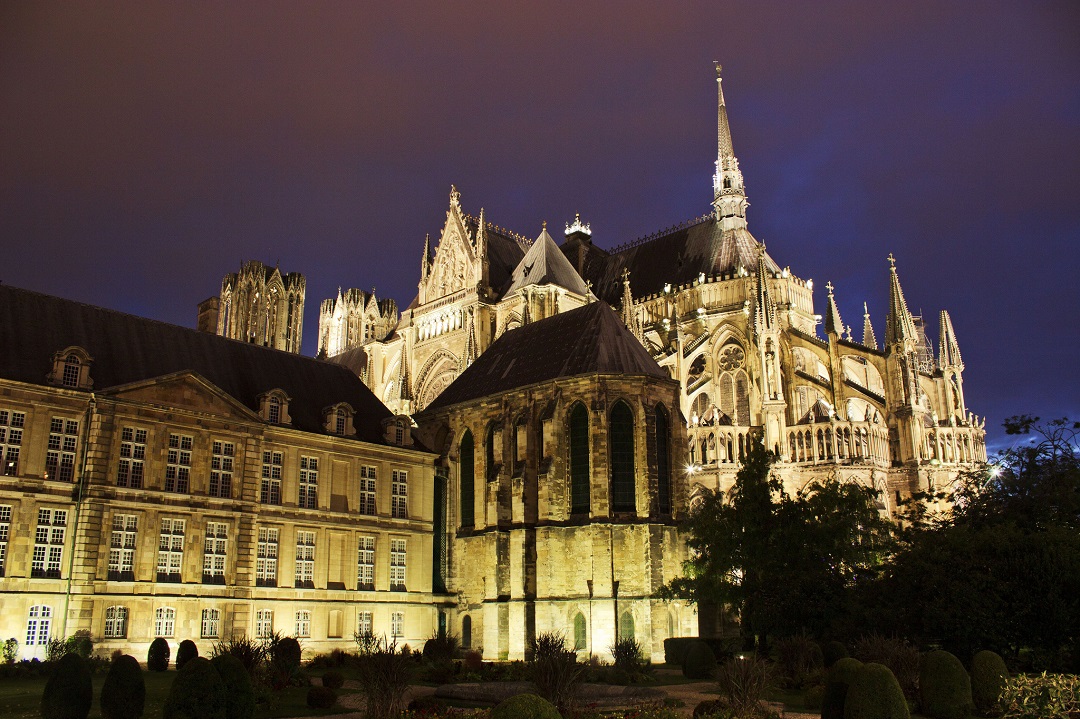 Les plus belles routes du Champagne passent par la cathédrale de Reims - SIXT