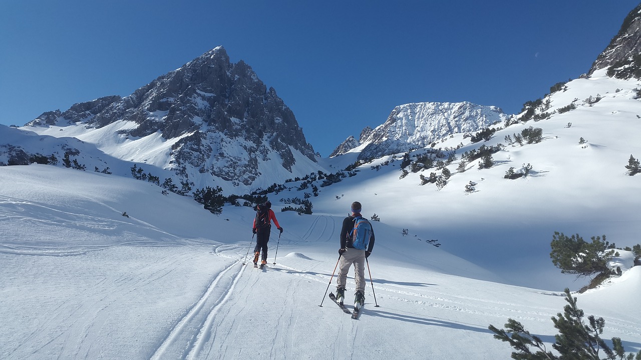 Départ randonnée avant une descente en ski Stations de ski dans le sud de la France - SIXT