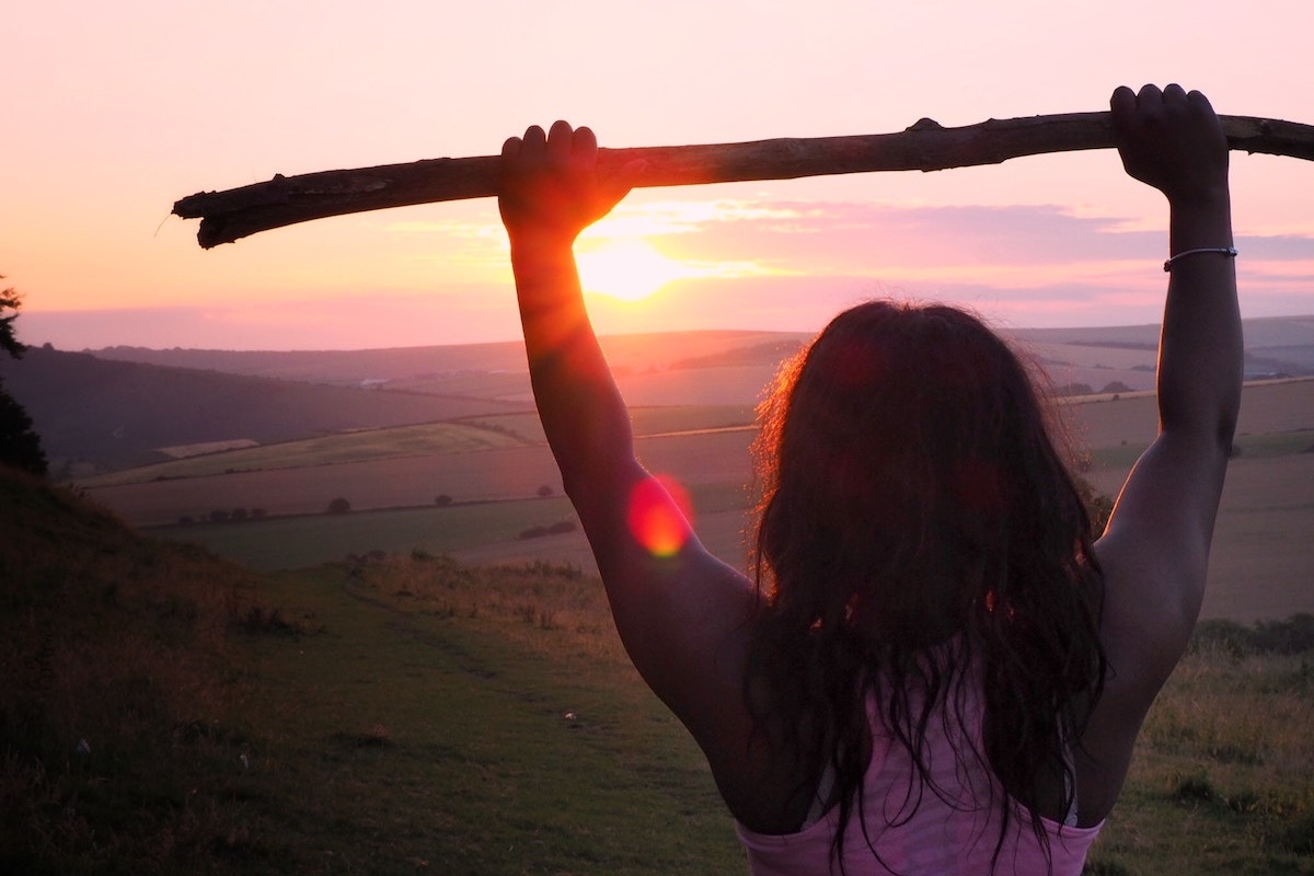 femme devant un couché de soleil