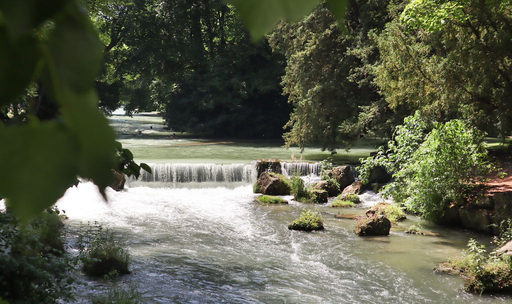 L'Eisbach, un spot atypique pour surfer à Munich ! - SIXT