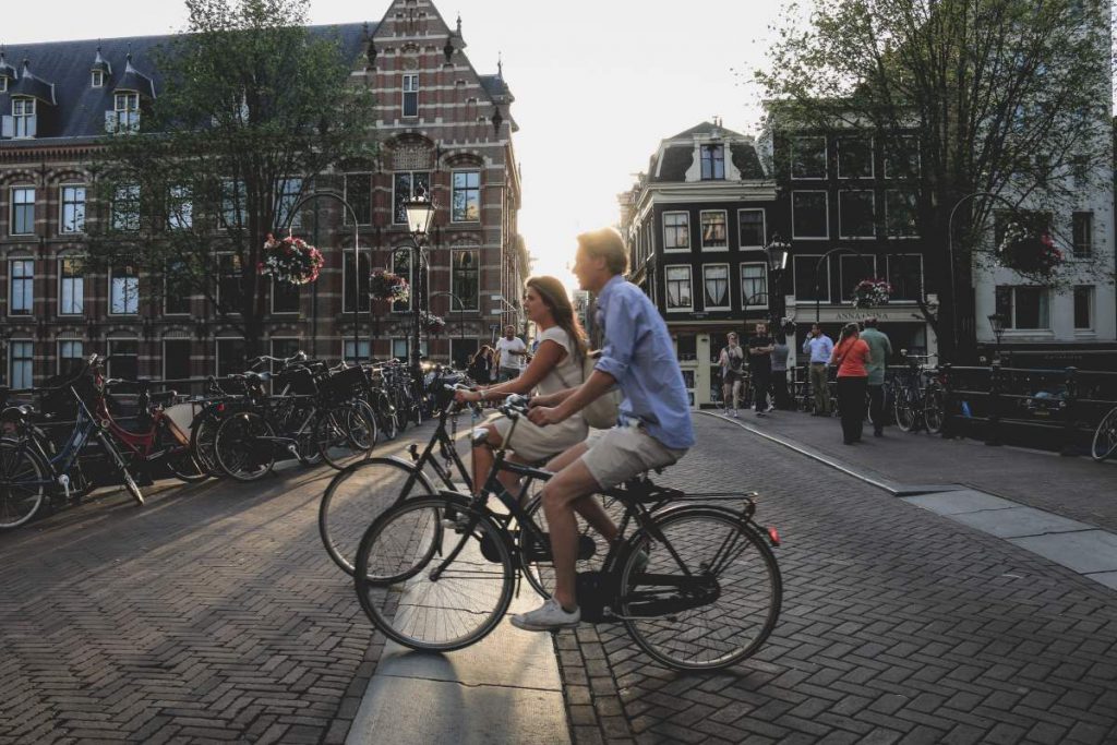 couple à vélo visite les pays bas