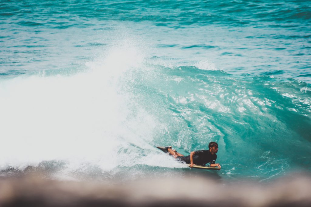 Surfeur sur plages de Tenerife Espagne