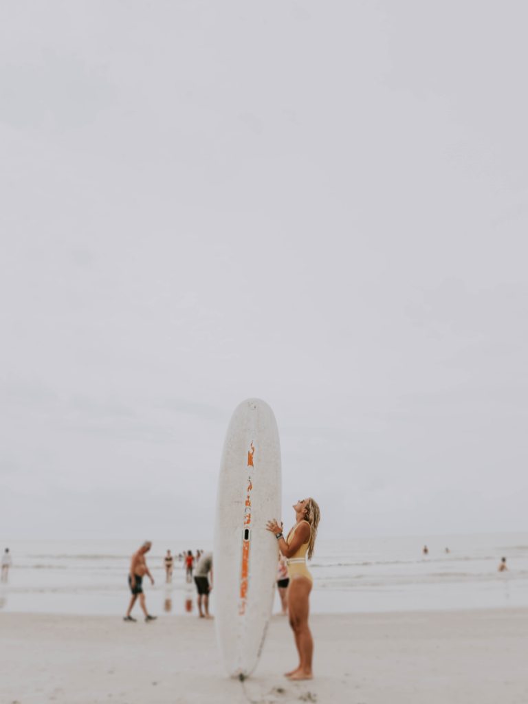 Surfeuse sur la plage de Charleston, aux USA