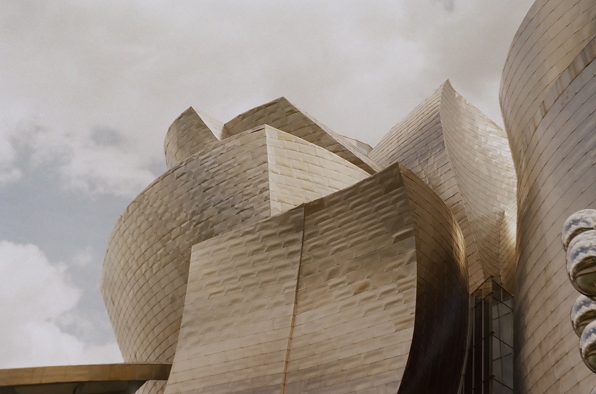 le bâtiment extérieur du musée Guggenheim à Bilbao