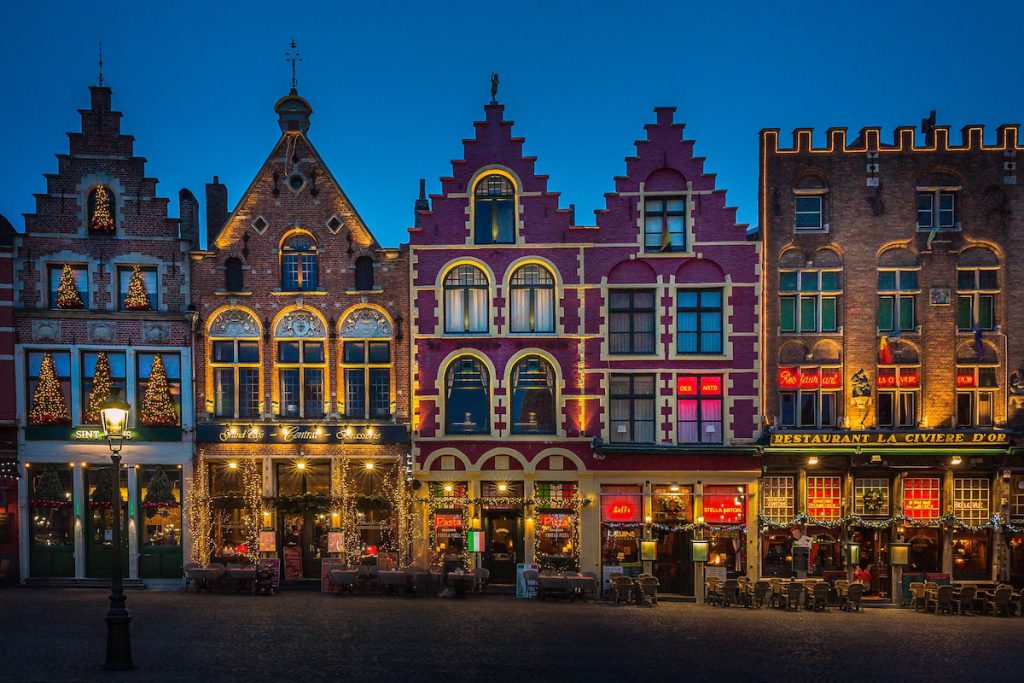 Bâtisses de briques de Bruges de nuit, Belgique