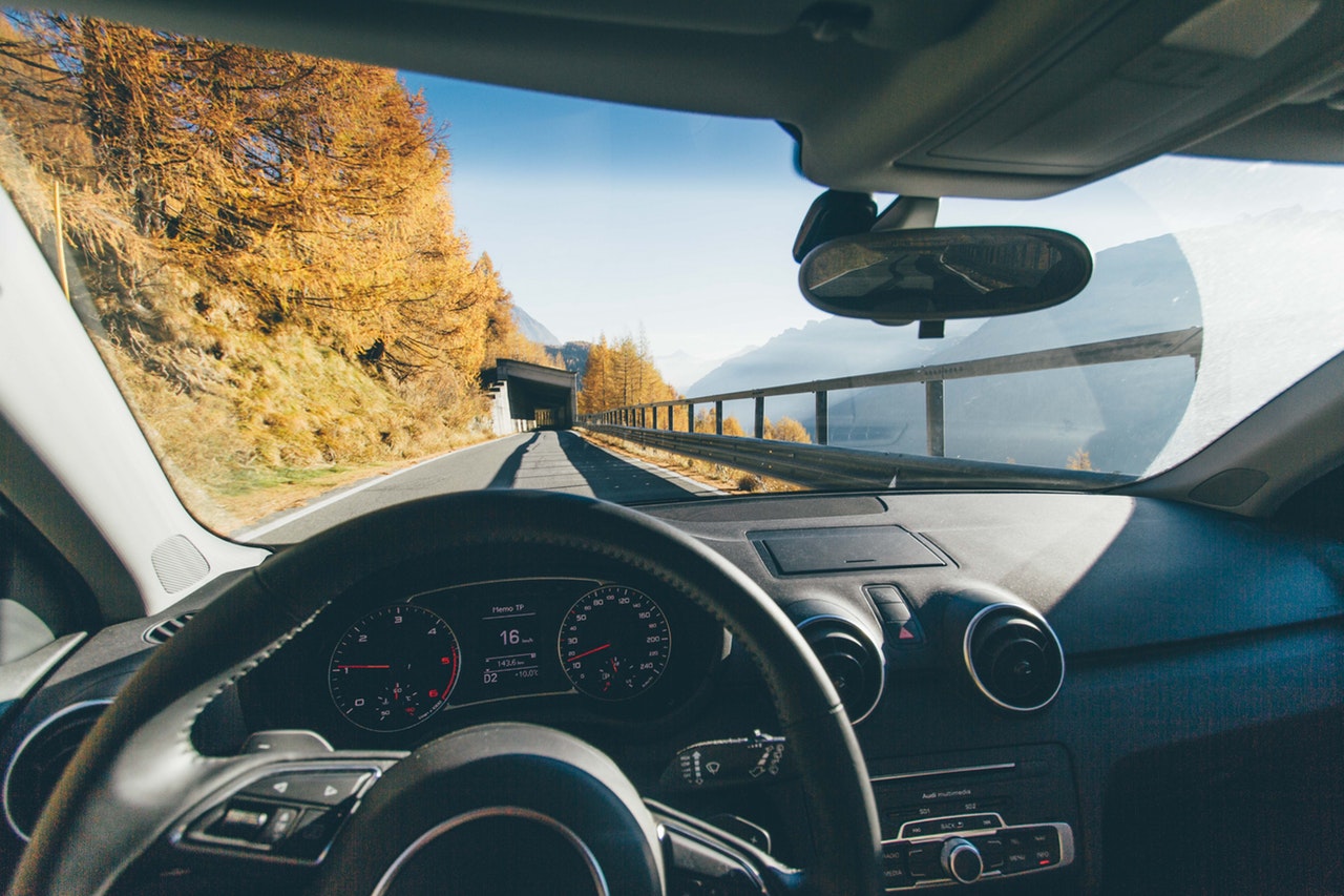 conduite sur une route en Italie