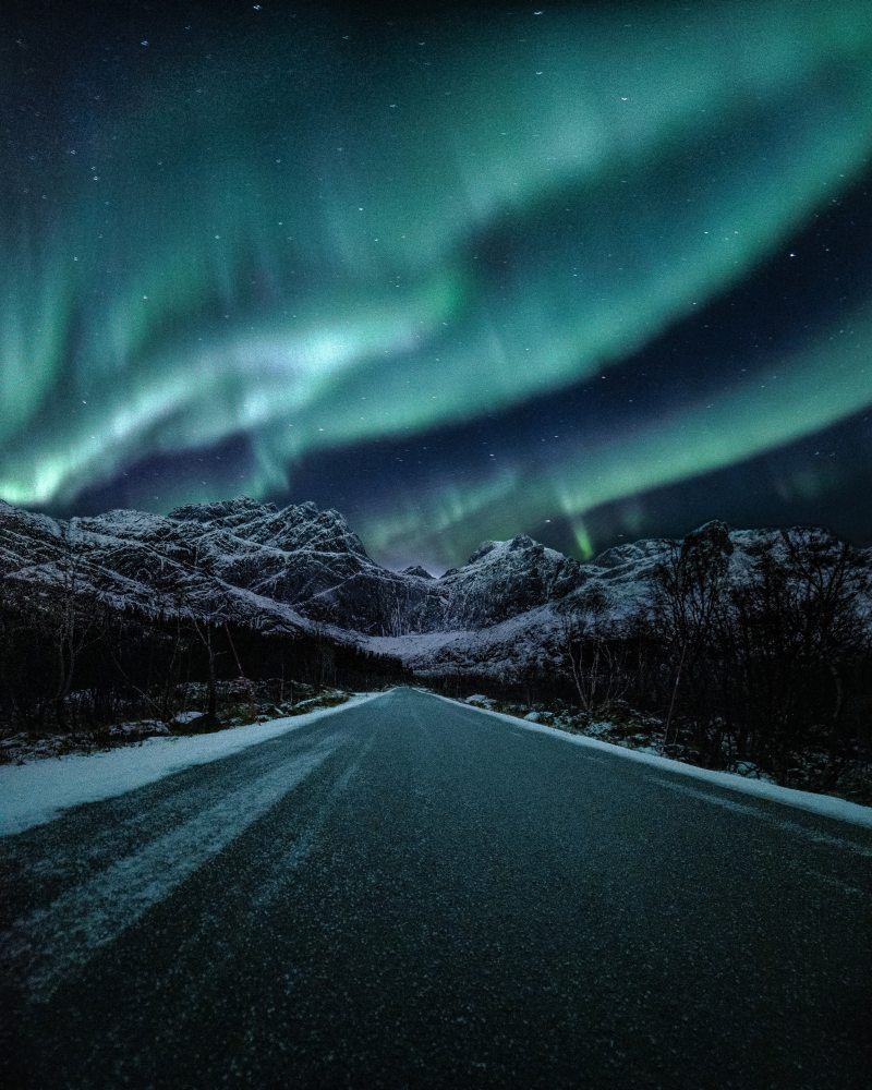 Les Lofoten sublimées par les flammes des aurores.