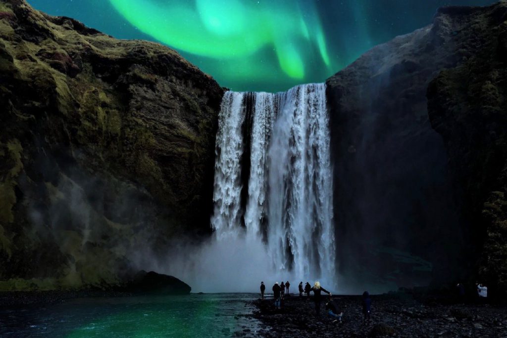 Skogafoss, aurore boréale