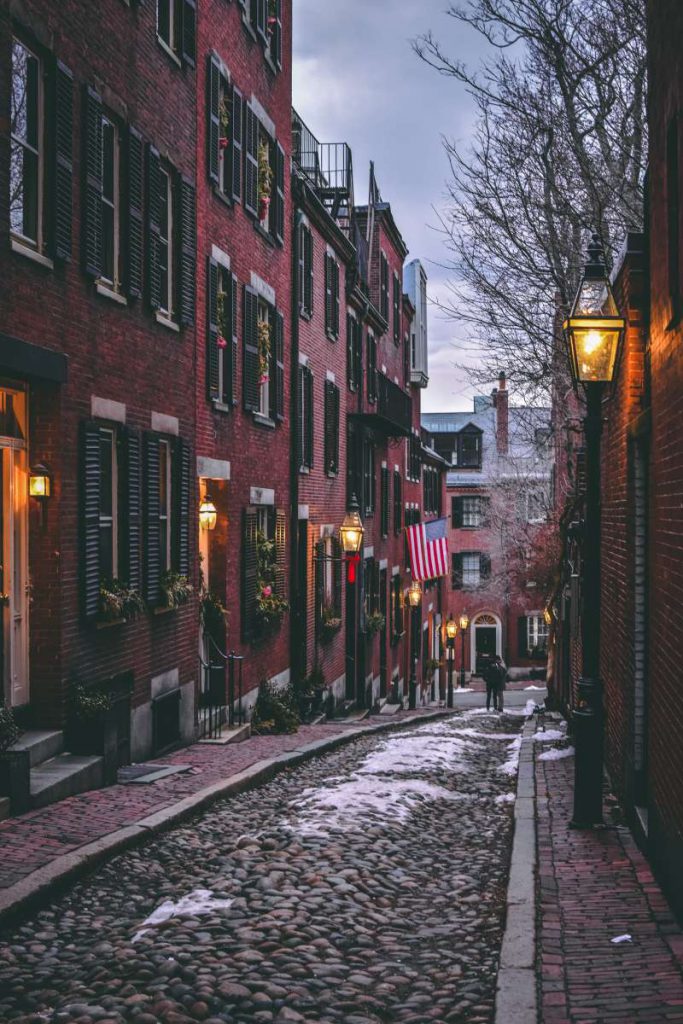 Ruelles bordées de maisons de briques rouges à Boston