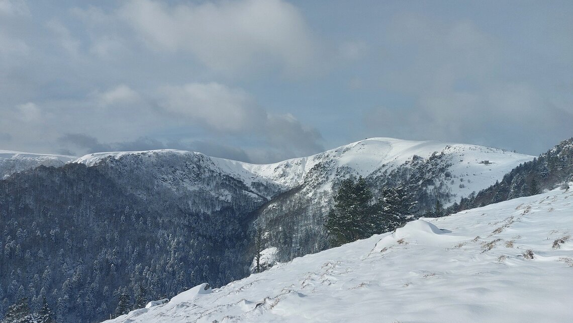 La montagne, la neige et les sapins à perte de vue Font-Romeu, la station de ski des Pyrénées près de Perpignan - SIXT