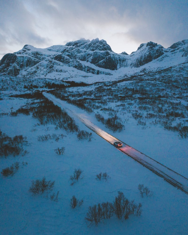la route enneigée de Nusfjord en Norvège