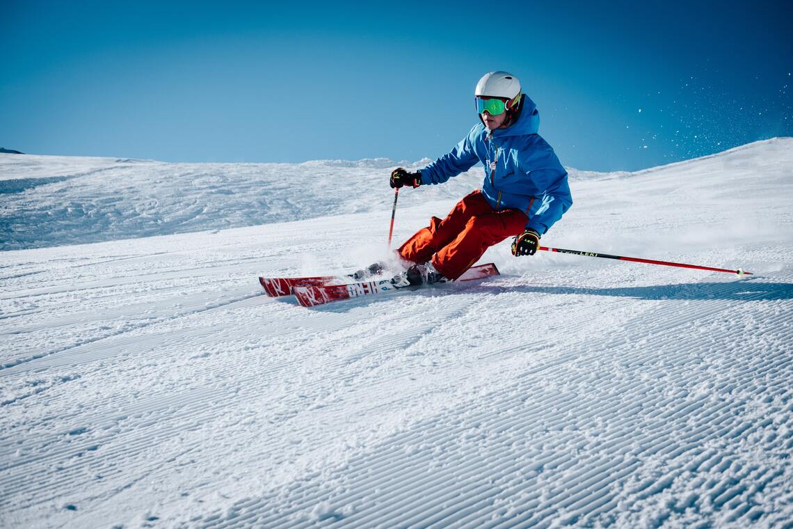 Battre les chronos au ski Descente en ski après être monté en voiture - SIXT