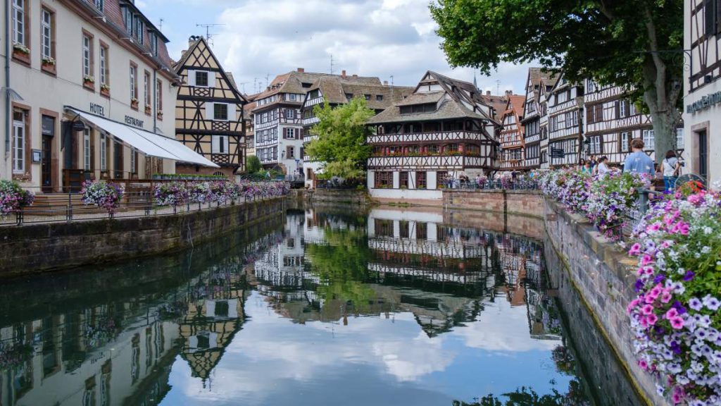 Maisons à colombages fleuries à Strasbourg - SIXT