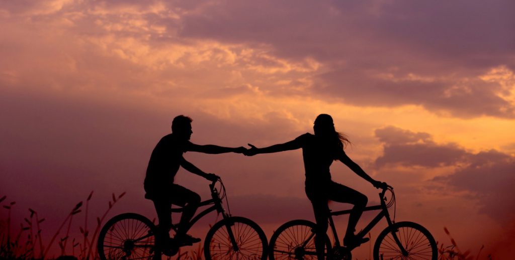 couple en vélo lors d'un coucher de soleil