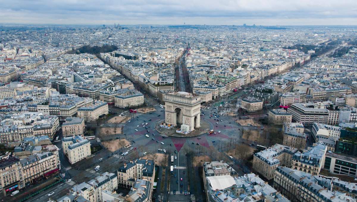 Le carrefour de l'Arc de triomphe vu d'en haut