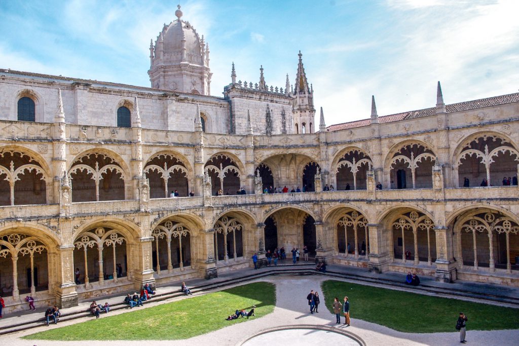 Le cloître du monastère des Hiéronymites à Lisbonne