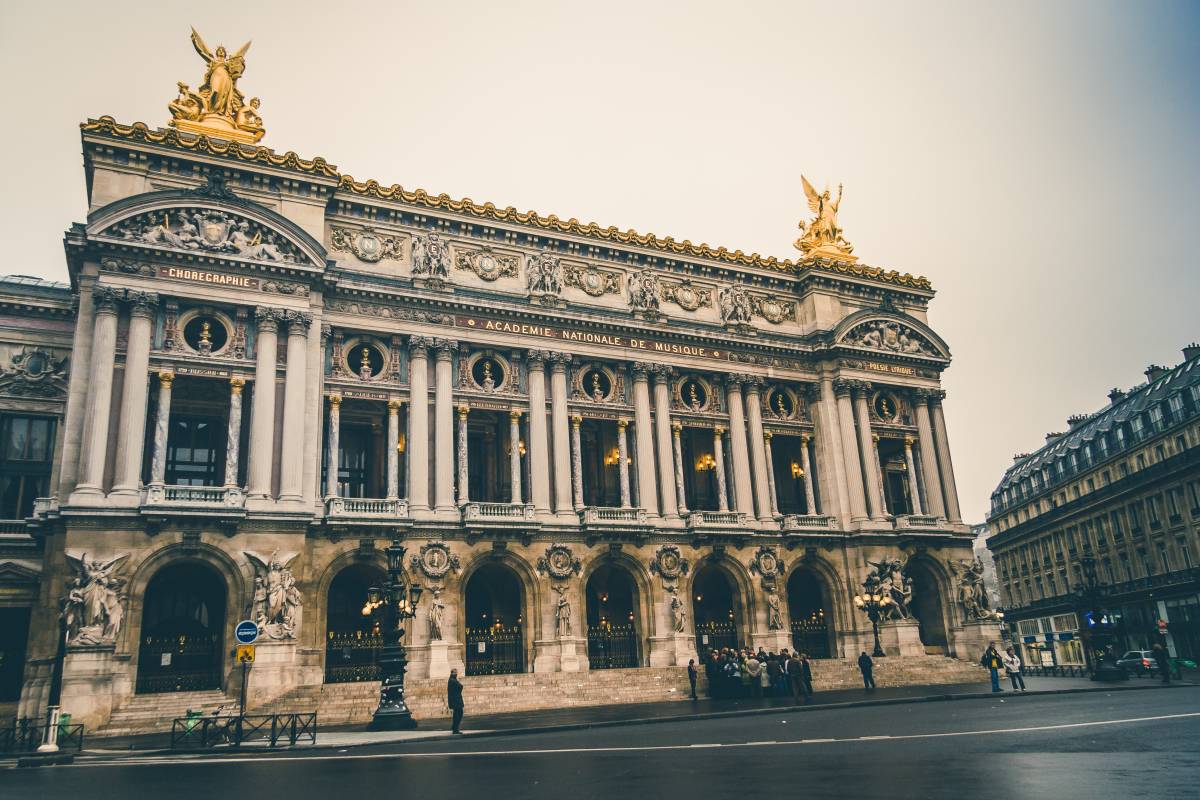La façade de pierre et de dorure de l'opéra Garnier