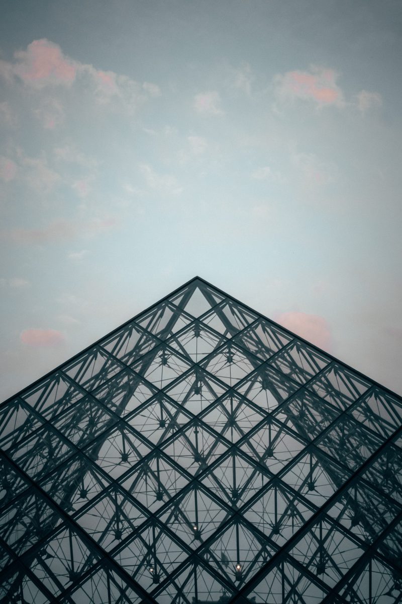 Le toit de la pyramide du Louvre