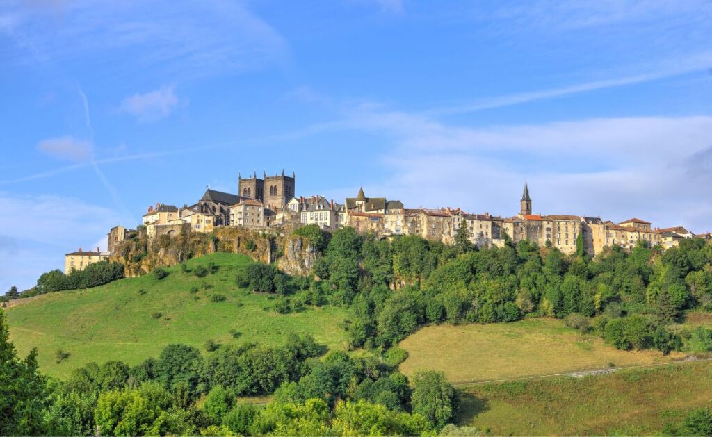 La cité millénaire perchée à visiter dans le Cantal - SIXT