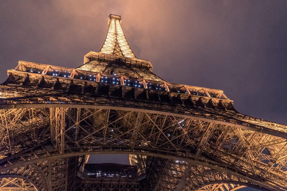 Vue en pied de la tour Eiffel illuminée