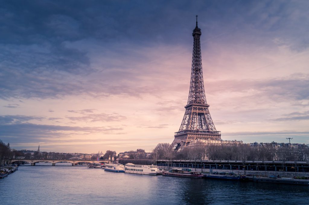 La Tour Eiffel et la Seine bordée de bateaux