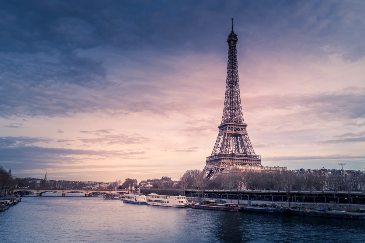 La Tour Eiffel et la Seine bordée de bateaux - SIXT