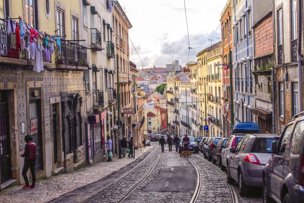 Les rues en pente du vieux Lisbonne