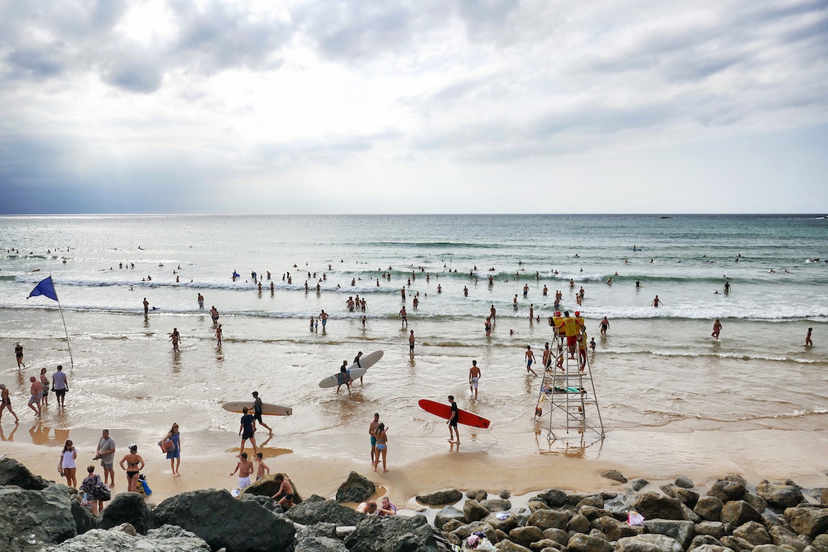 Les nombreux surfeurs sur la plage de Biarritz