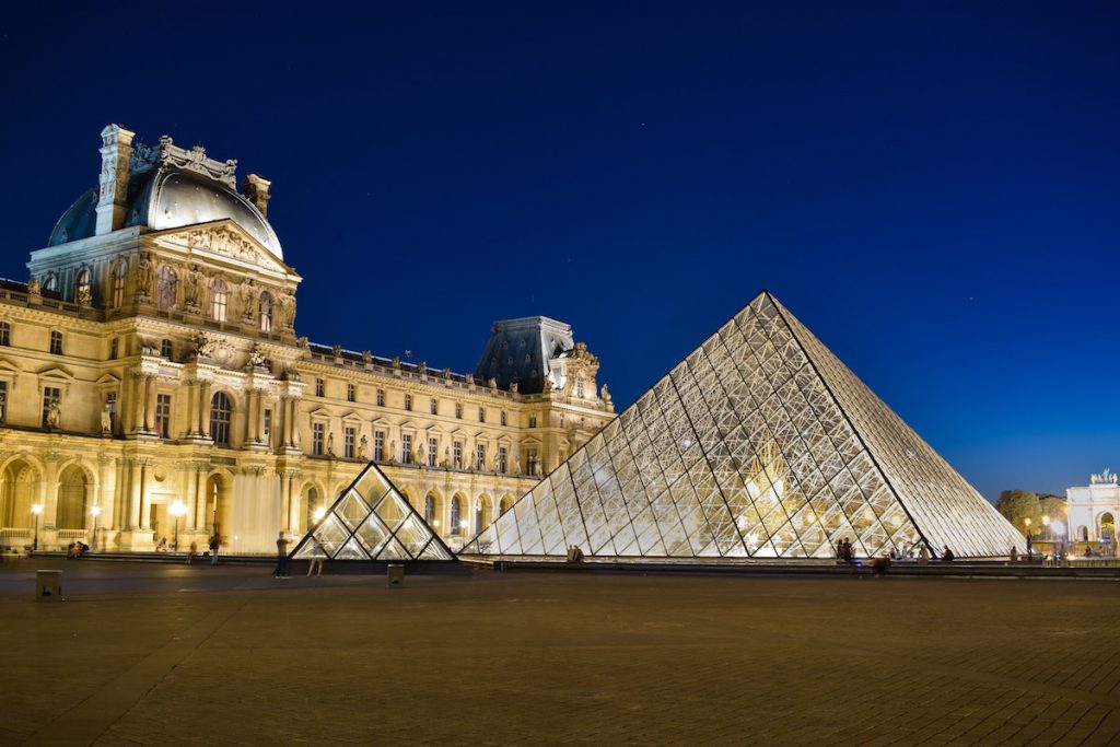 Pyramide du Louvre à Paris de nuit