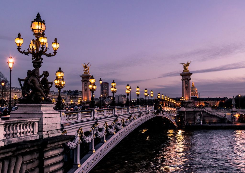Pont Alexandre III à Paris de nuit