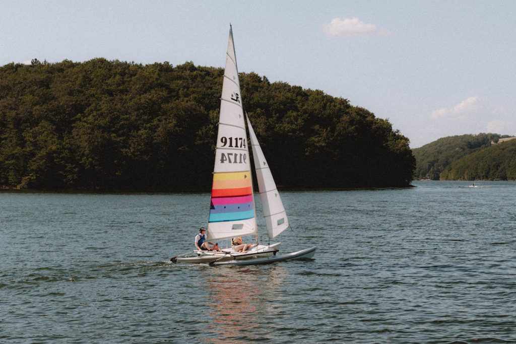 Le Lac Saint-Etienne-Cantalès, une beauté ressourçante dans le Cantal - SIXT