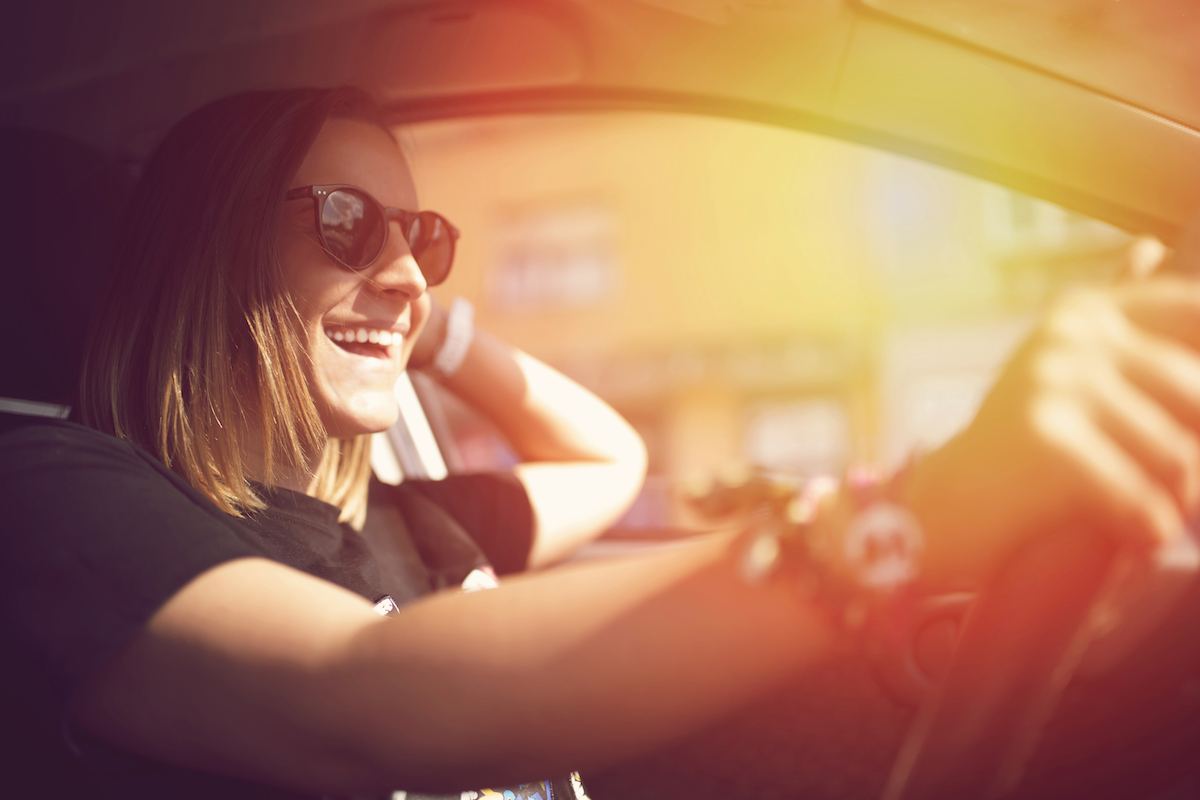 femme souriante au volant Quand utiliser SIXT+