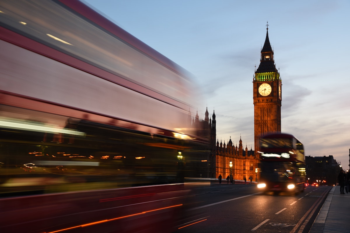 Bus passant devant London Tower