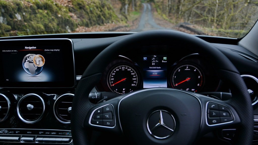 intérieur voiture volant à droite