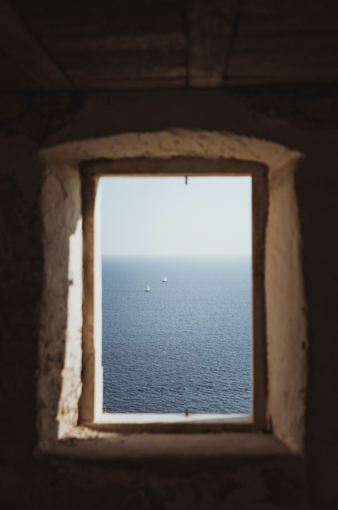 vue d'une fenêtre sur la mer
