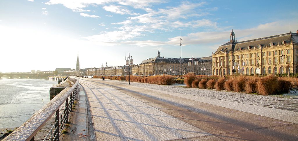 quai bordant le long de la Garonne à Bordeaux