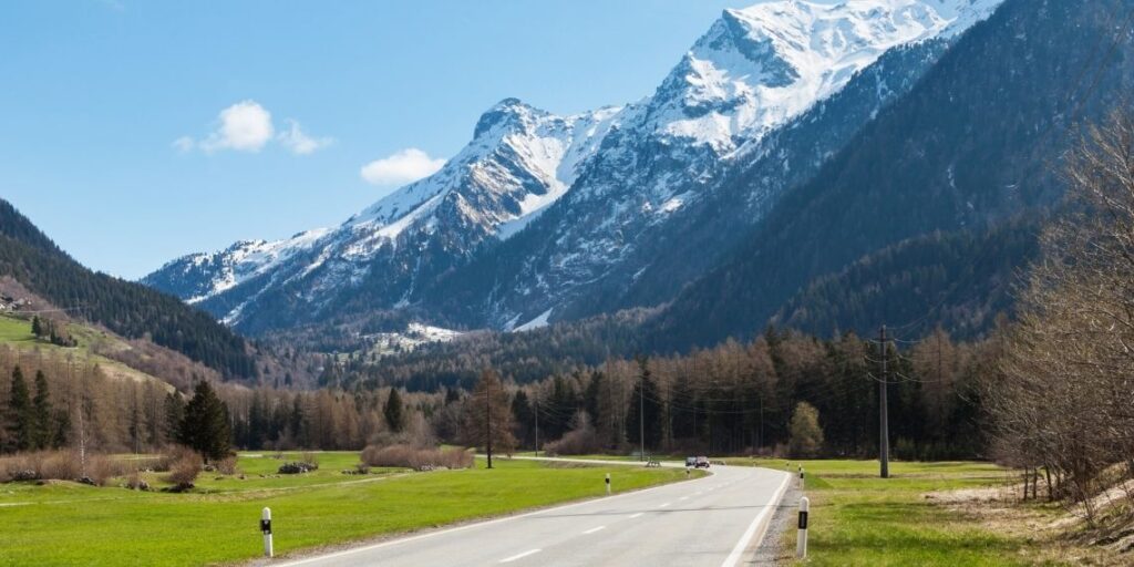 route de montagne dans les Alpes