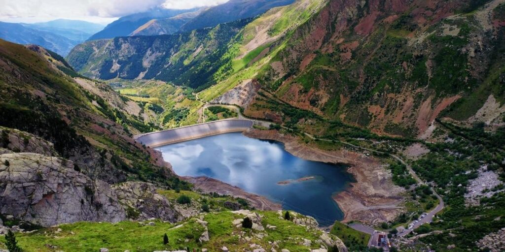 Vue imprenable dans depuis les lacs dans les Pyrénées - SIXT