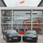 BMWiX et Tesla devant une agence sixt