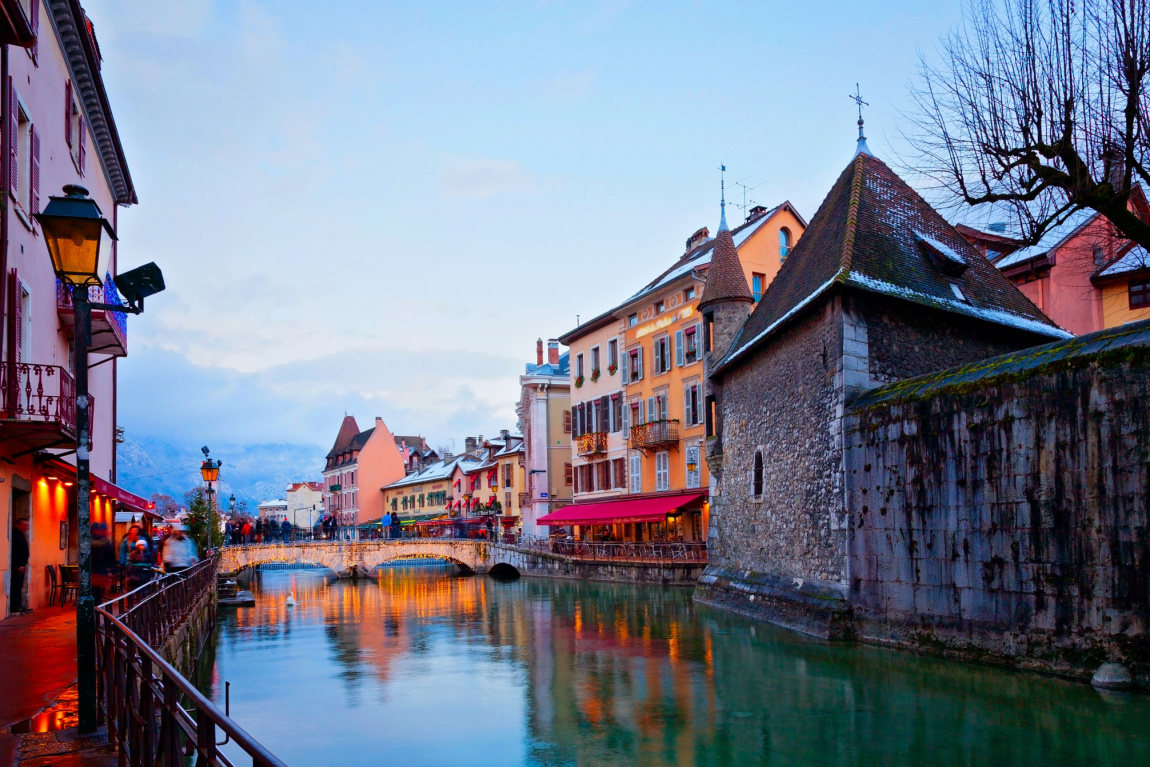 Visitez la belle Annecy en hiver ! Les fêtes de fin d’année sont la saison idéale pour découvrir la ville. 