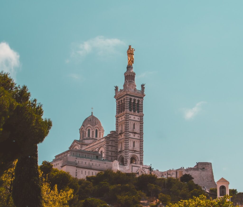 S'émerveiller devant Notre-Dame-De-La-Garde à Marseille -SIXT