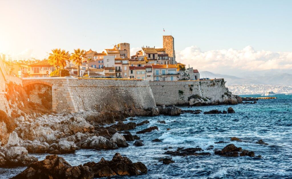 La ville d'Antibes et ses falaises - SIXT