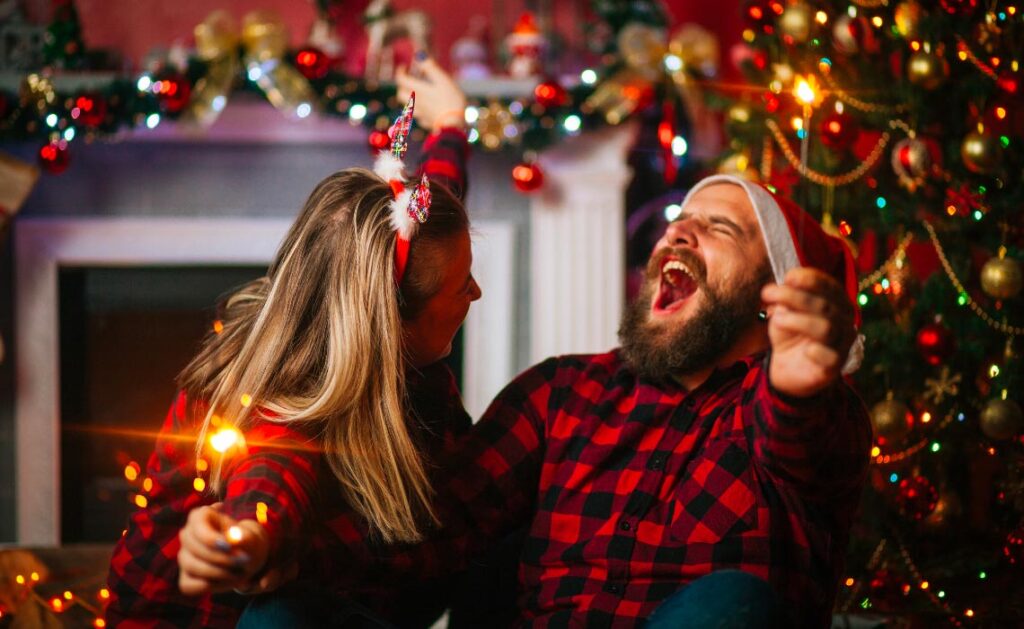 couple qui rigole sous les décorations de Noël